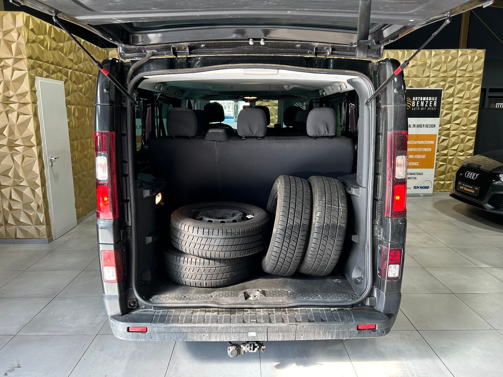 Fahrzeugabbildung Renault Trafic Combi L1H1 2,7t  Expression/9-SITZ/NAVI/