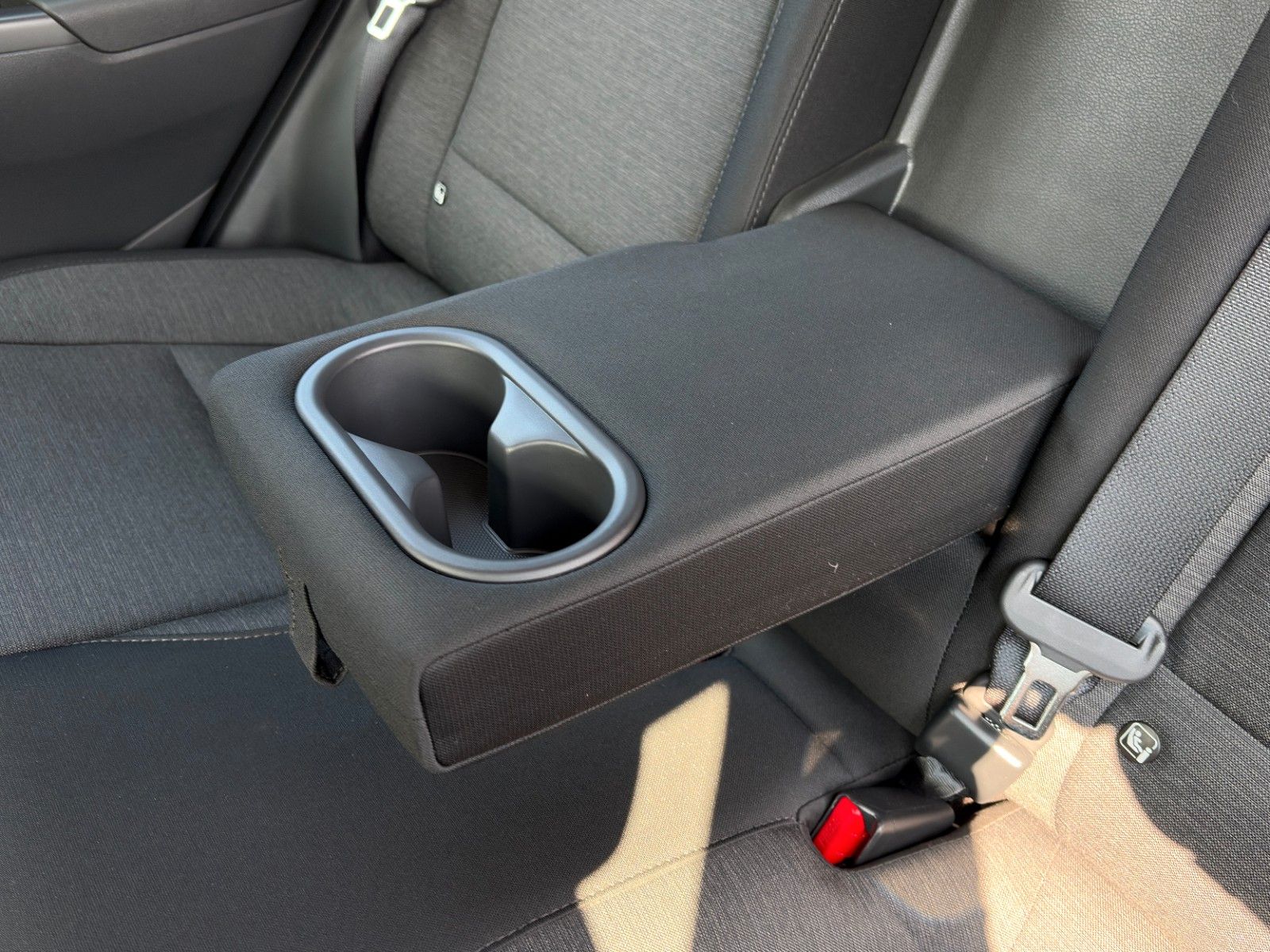 Fahrzeugabbildung Hyundai KONA E Basis 2WD LKAS CAM CarPlay DAB+ 17" 305km