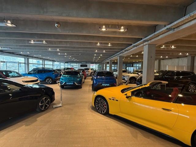 showroom-image-top