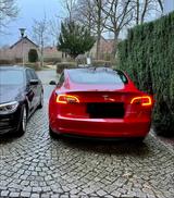 Tesla Model 3 long Range - 1 Hand - Garage - top  - rote Tesla Model 3