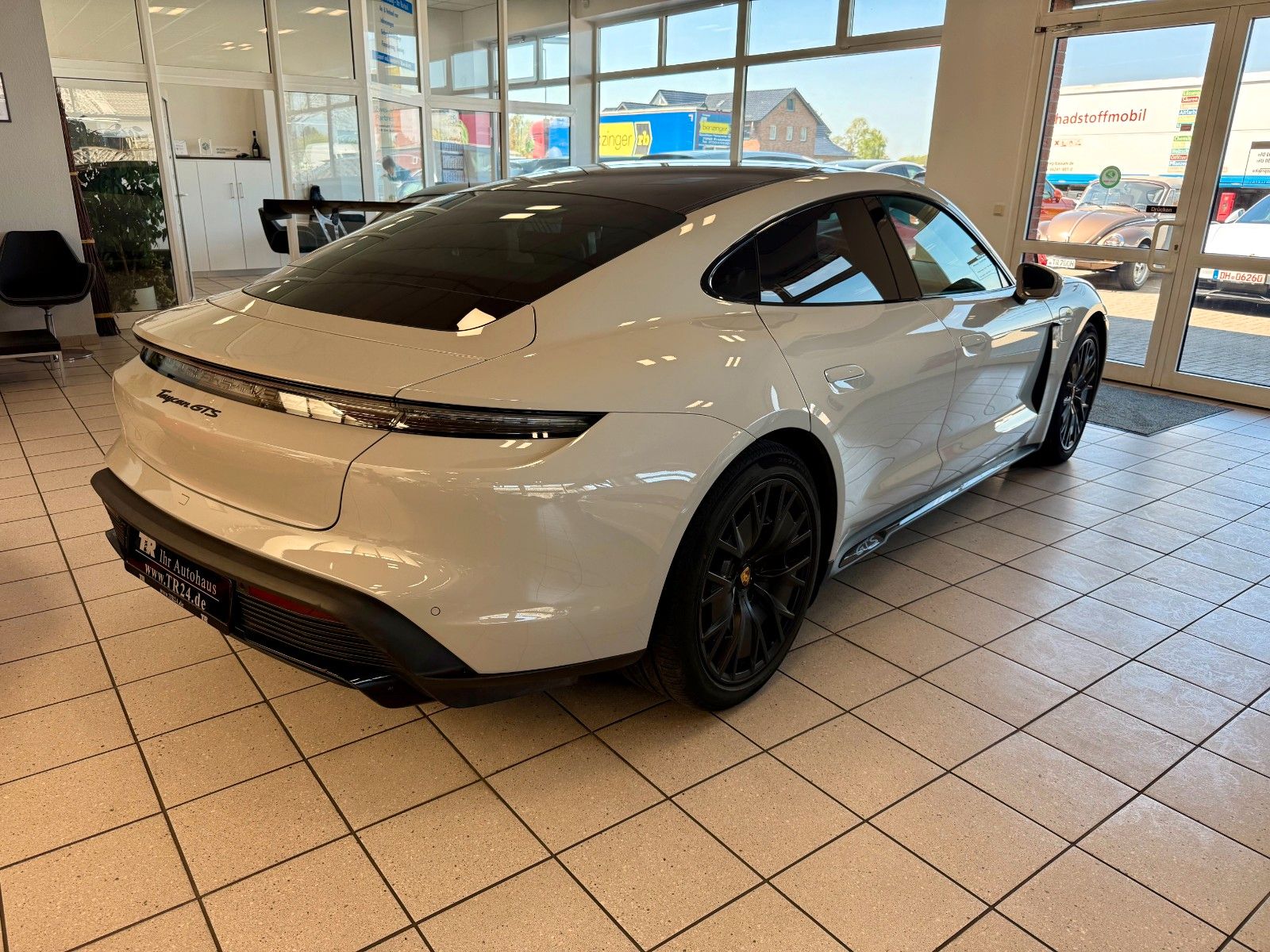 Fahrzeugabbildung Porsche Taycan GTS Panorama/HeadUP/Hinterachlenkung