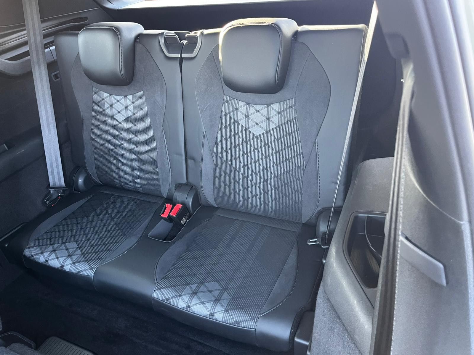 Fahrzeugabbildung Volkswagen Tayron 2.0 TDI 4M R-Line BLACK*7Si*MATRIX*PANO