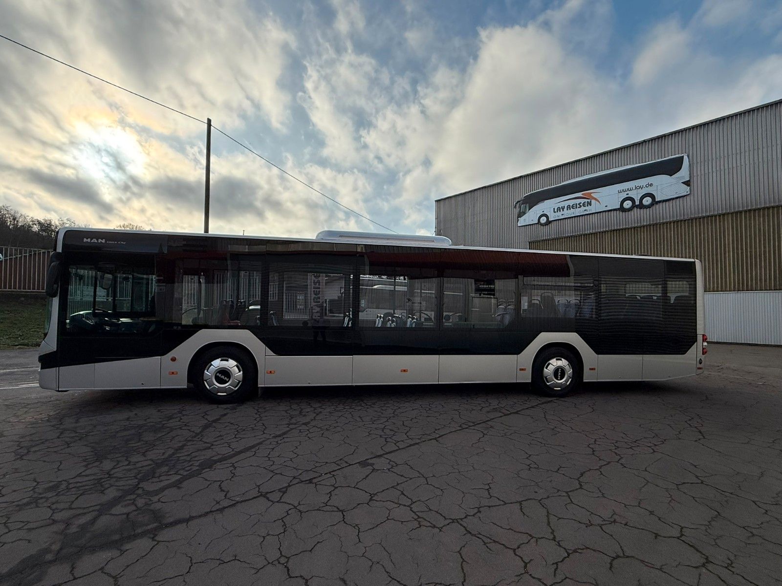 MAN  2015 - Image 10 of 33