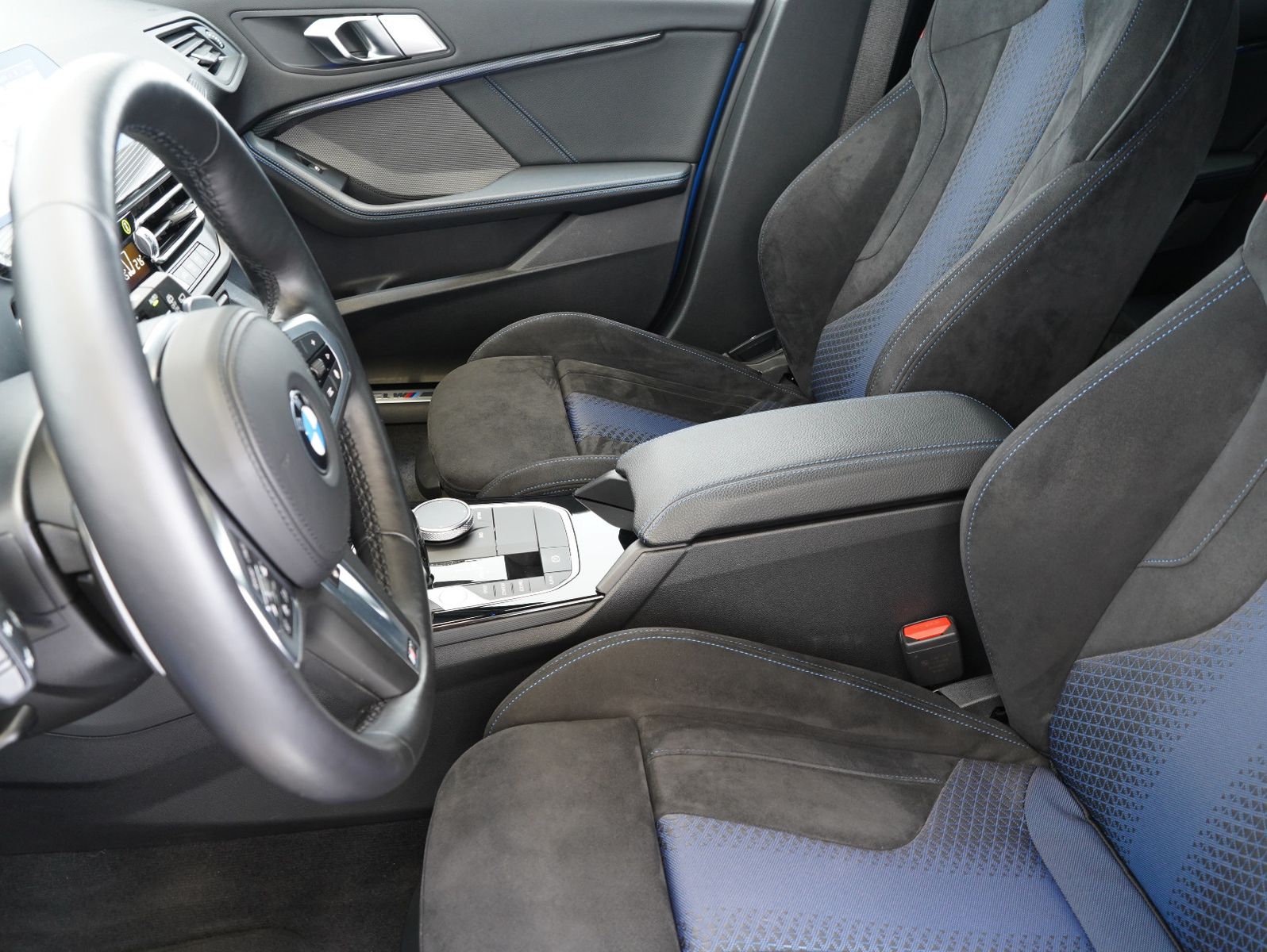 Fahrzeugabbildung BMW M135 i xDrive Performance M H&K/CARPLAY/ACC/19"