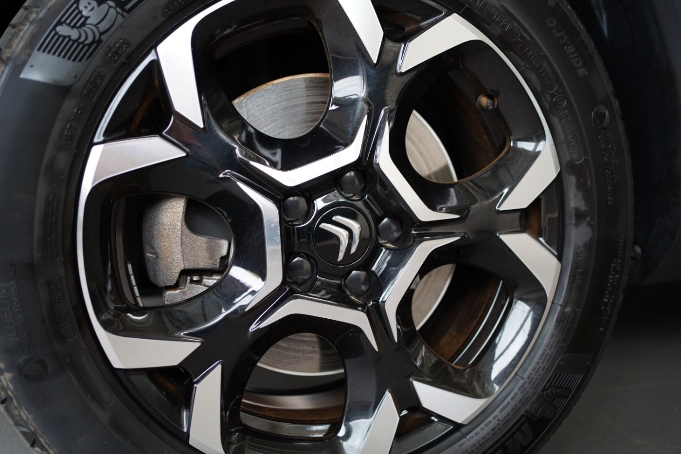 Fahrzeugabbildung Citroën C5 Aircross Plug In Hybrid 225 C-Series Navi DAB