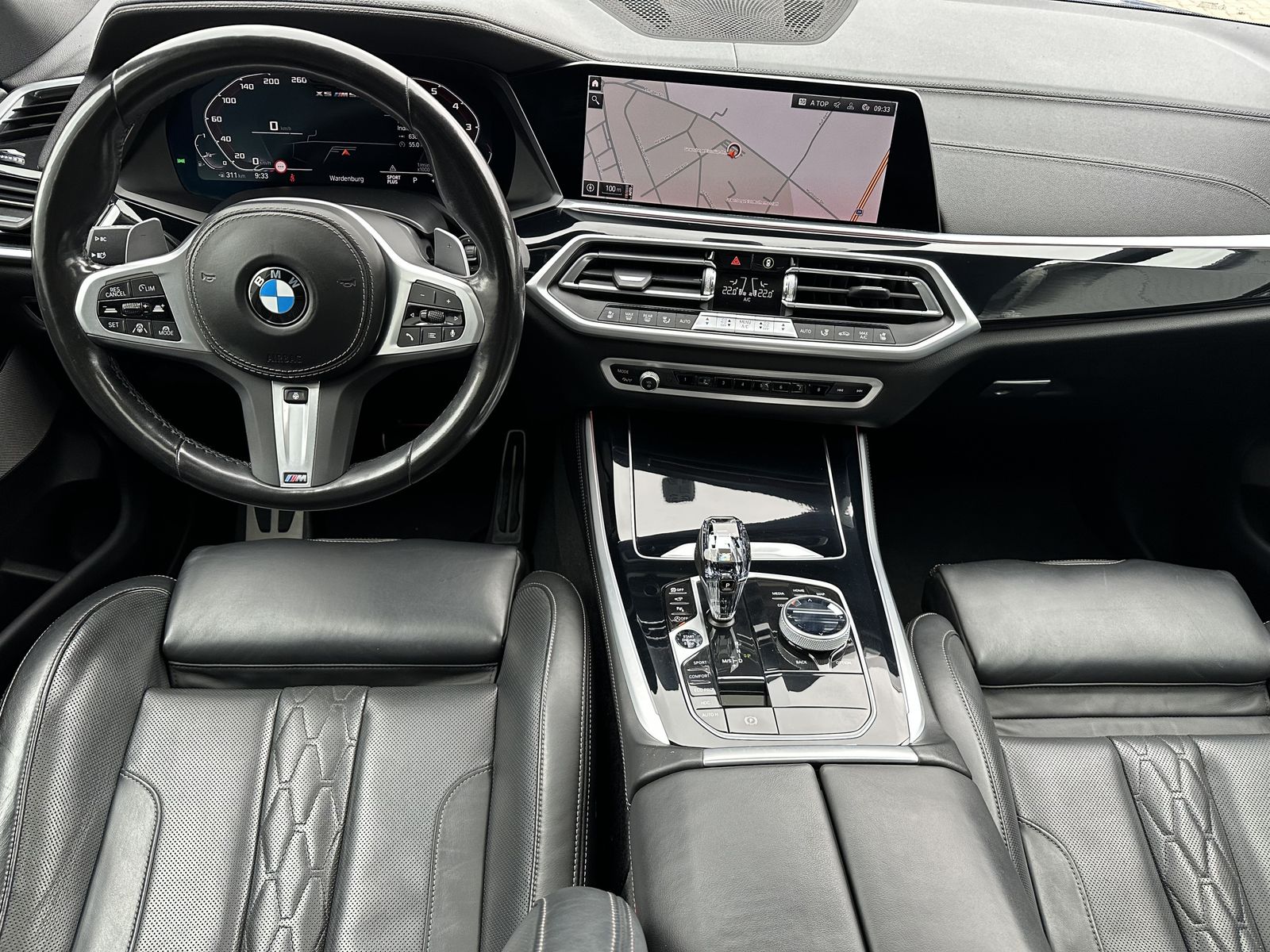 Fahrzeugabbildung BMW X5 M50i NAV+LASER+ACC+HEAD-UP+PANO+22ZO+360°+H&K