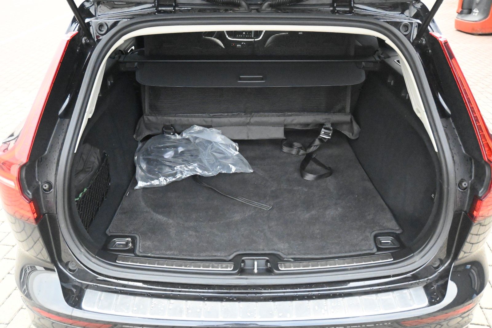 Fahrzeugabbildung Volvo V60 T6 Essential AWD*STHZG*PDC*AHK*Leder*LHZG*