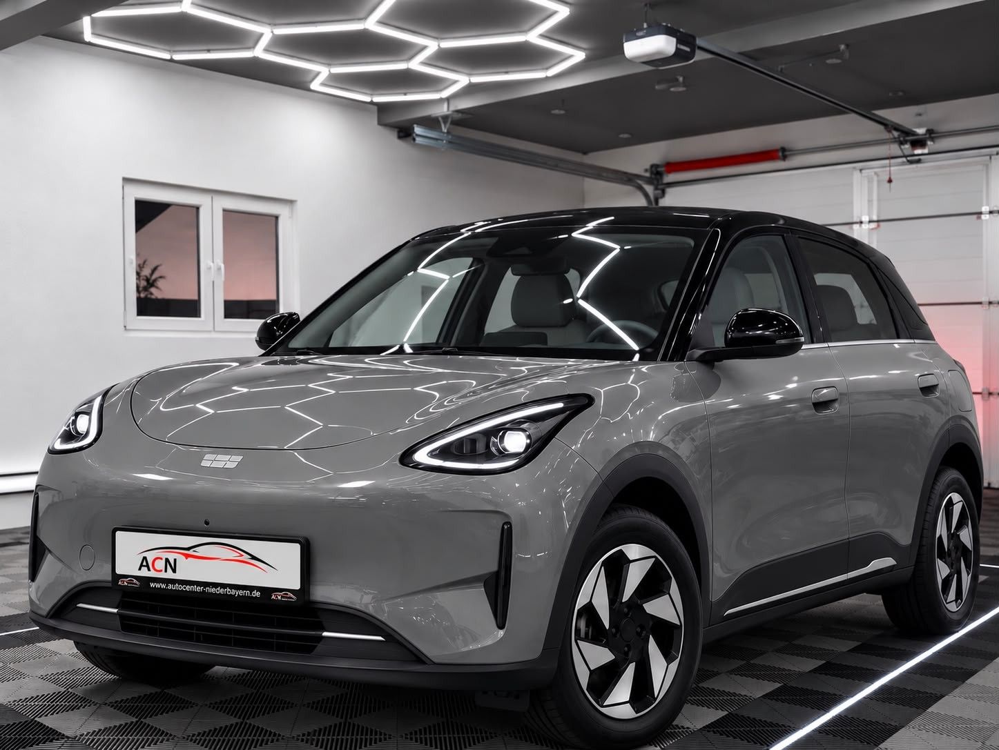 Fahrzeugabbildung GEELY E2 BEV 47kWh Ultra/AMBIENTE/360*/KOMETGRAU