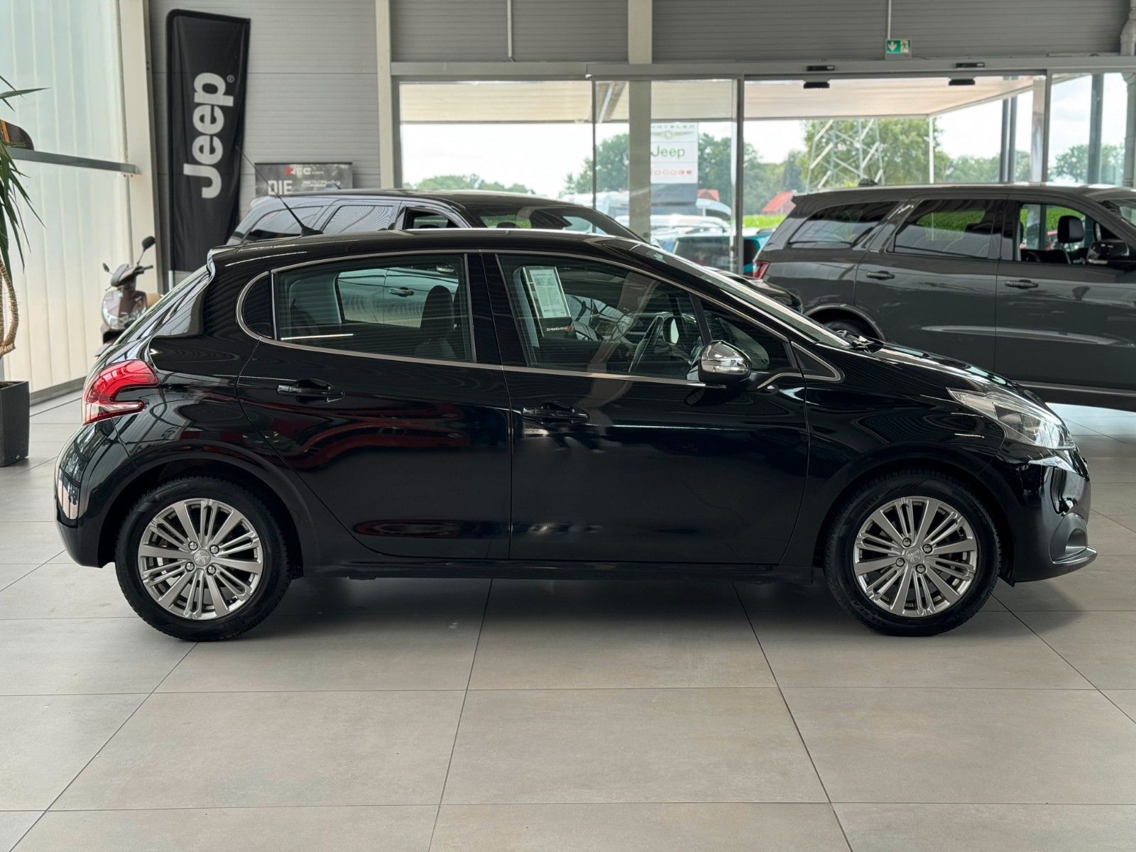Fahrzeugabbildung Peugeot 208 1.2 110 Allure "Automatik GJR Sitzheizung"