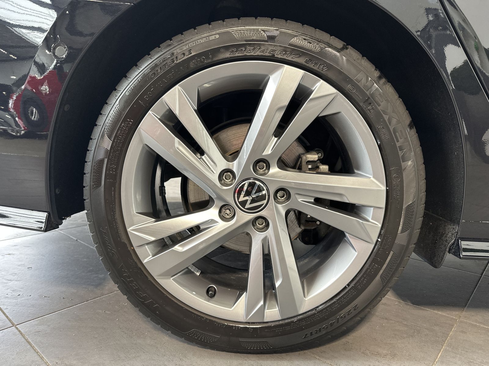 Fahrzeugabbildung Volkswagen Golf Variant R-Line NAV+IQ.LIGHT+PANO+ACC+17ZOLL