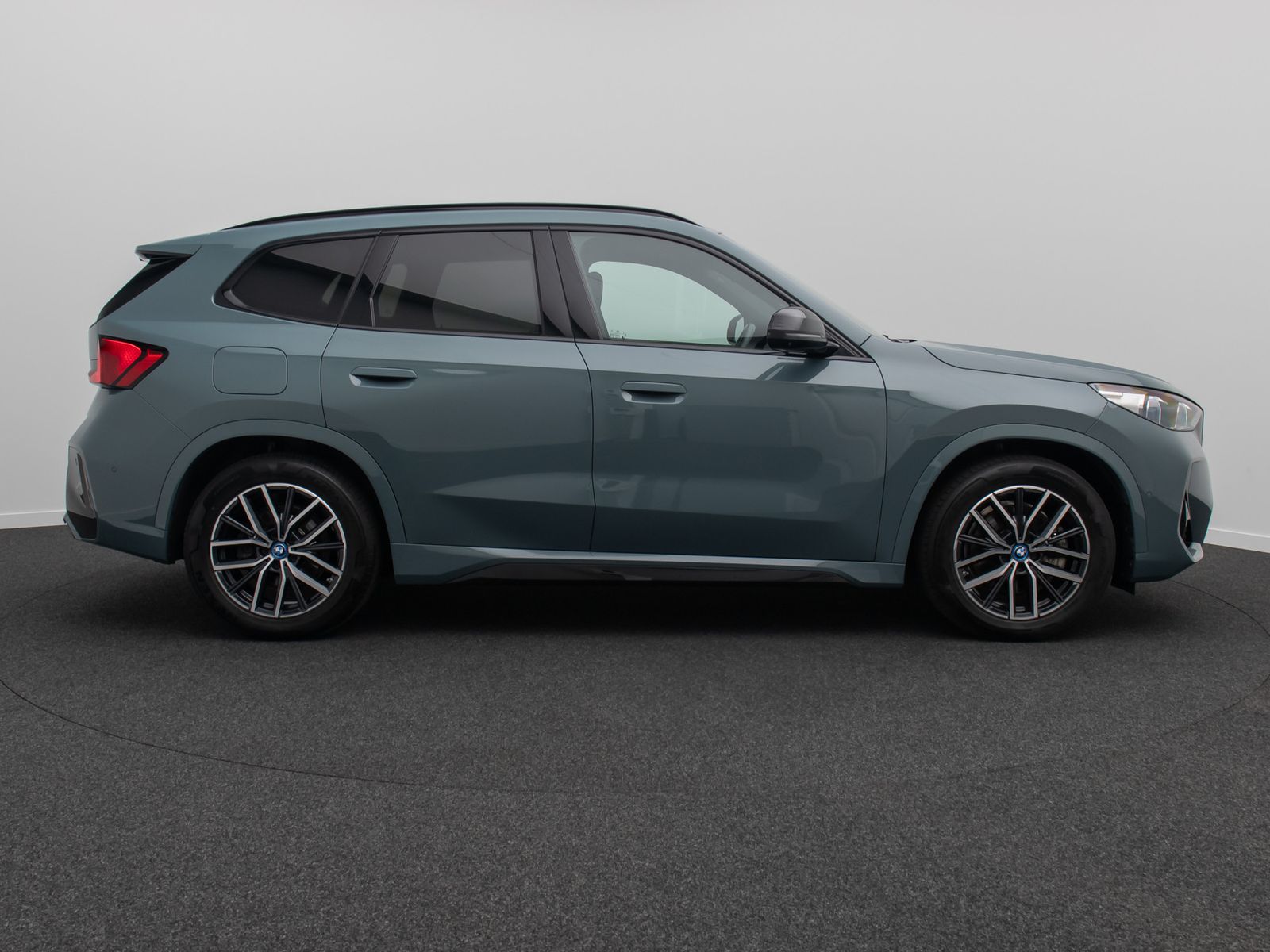 Fahrzeugabbildung BMW iX1 xD30 M Sport Alarm 360&deg; HUD DAB H/K Panorama