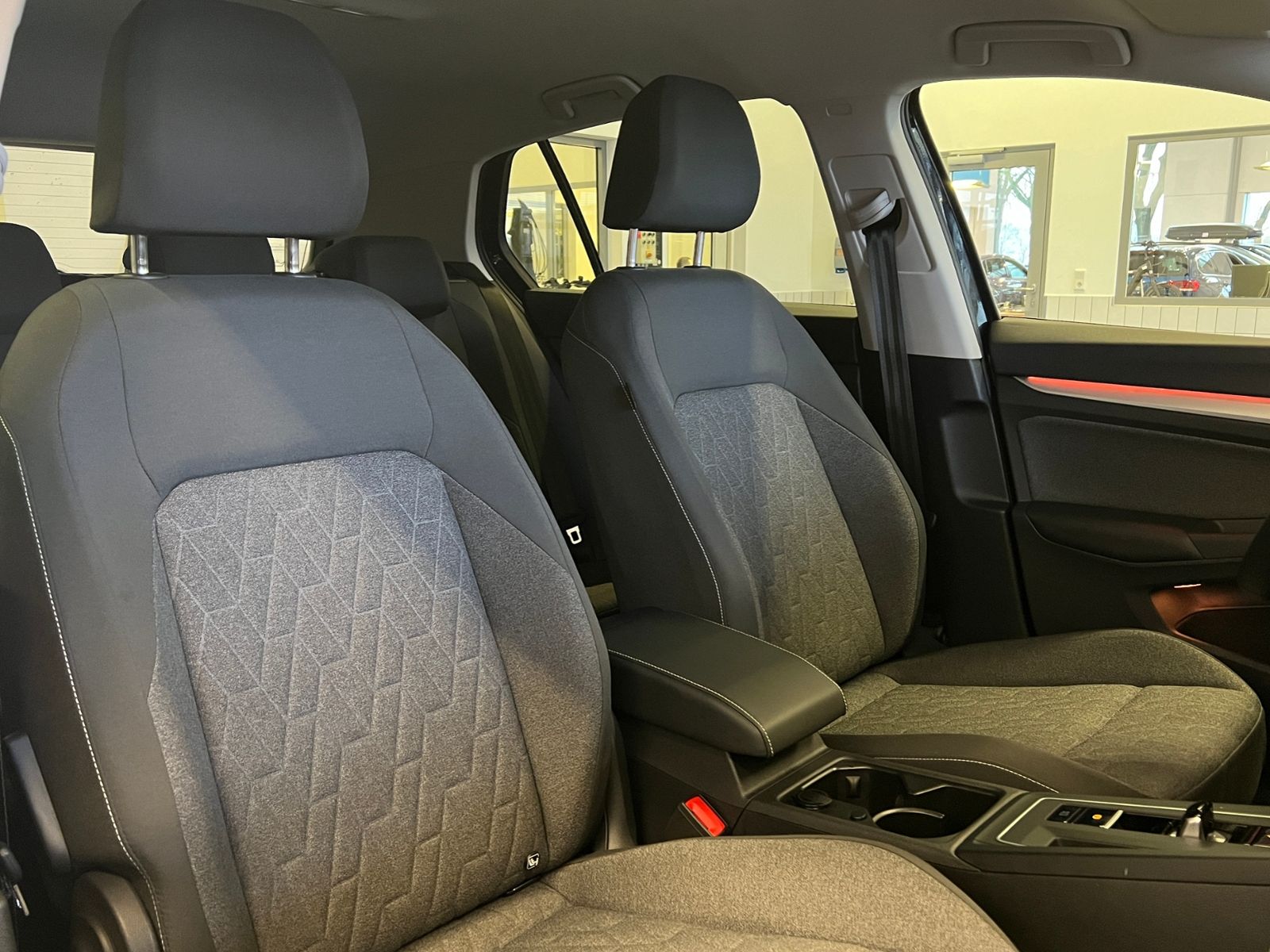 Fahrzeugabbildung Volkswagen Golf VIII MOVE 1.5 eTSI DSG *AHK, LED, App-Connn