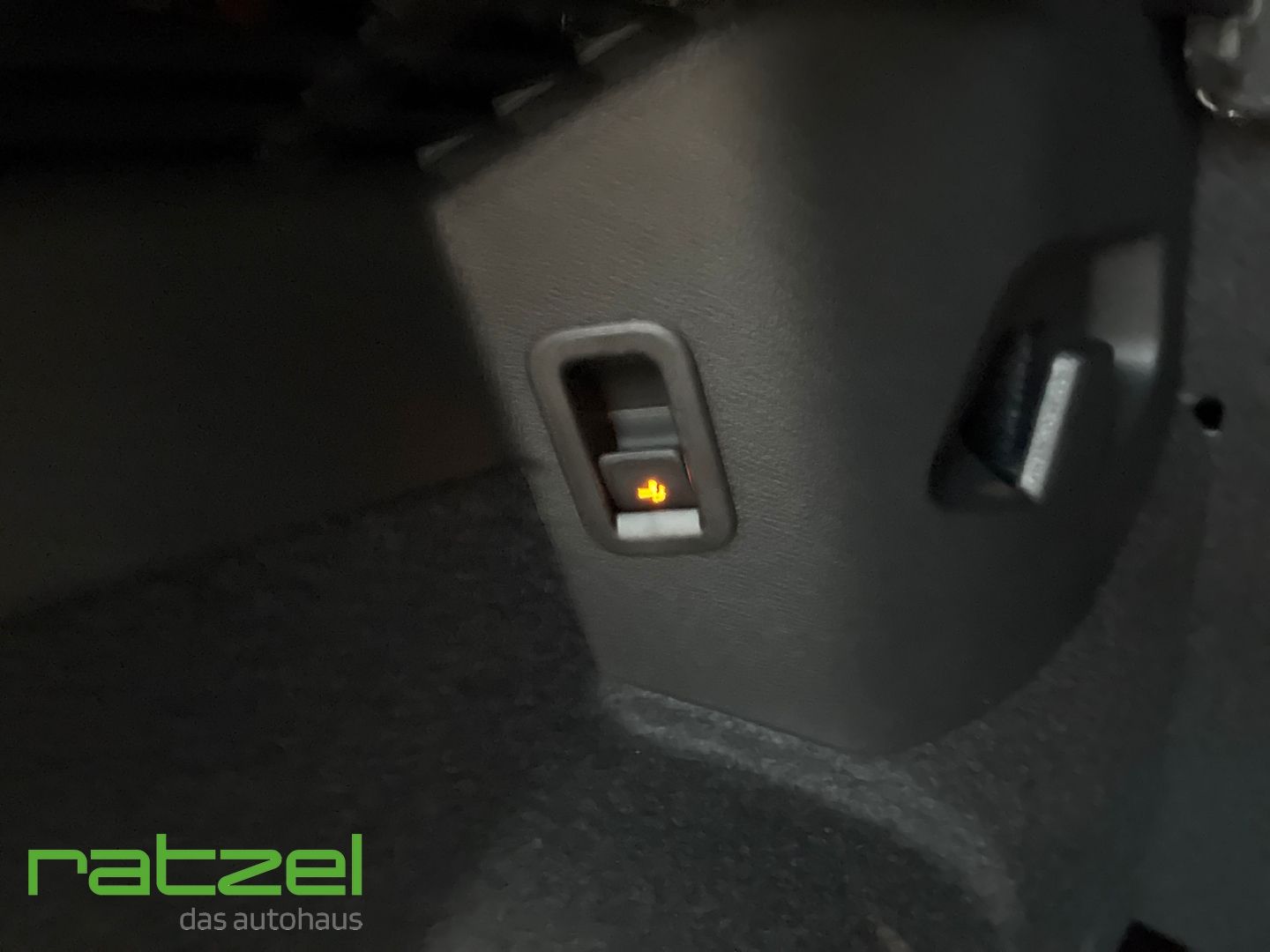 Fahrzeugabbildung Volkswagen Golf R Performance Paket+NAVI+AHK+LED+Harman