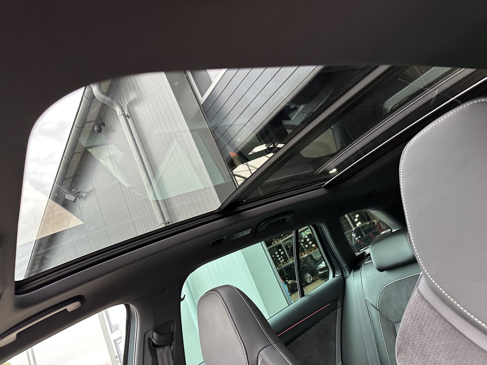 Fahrzeugabbildung SKODA Superb Combi iV Sportline NAV+LED+PANO+VC+19ZOLL