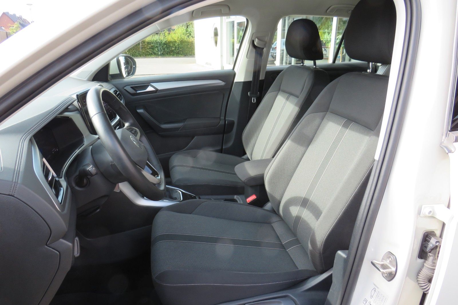 Fahrzeugabbildung Volkswagen T-Roc Life DSG AHK NAVI SITZH. APP-CON. LED 1Hd
