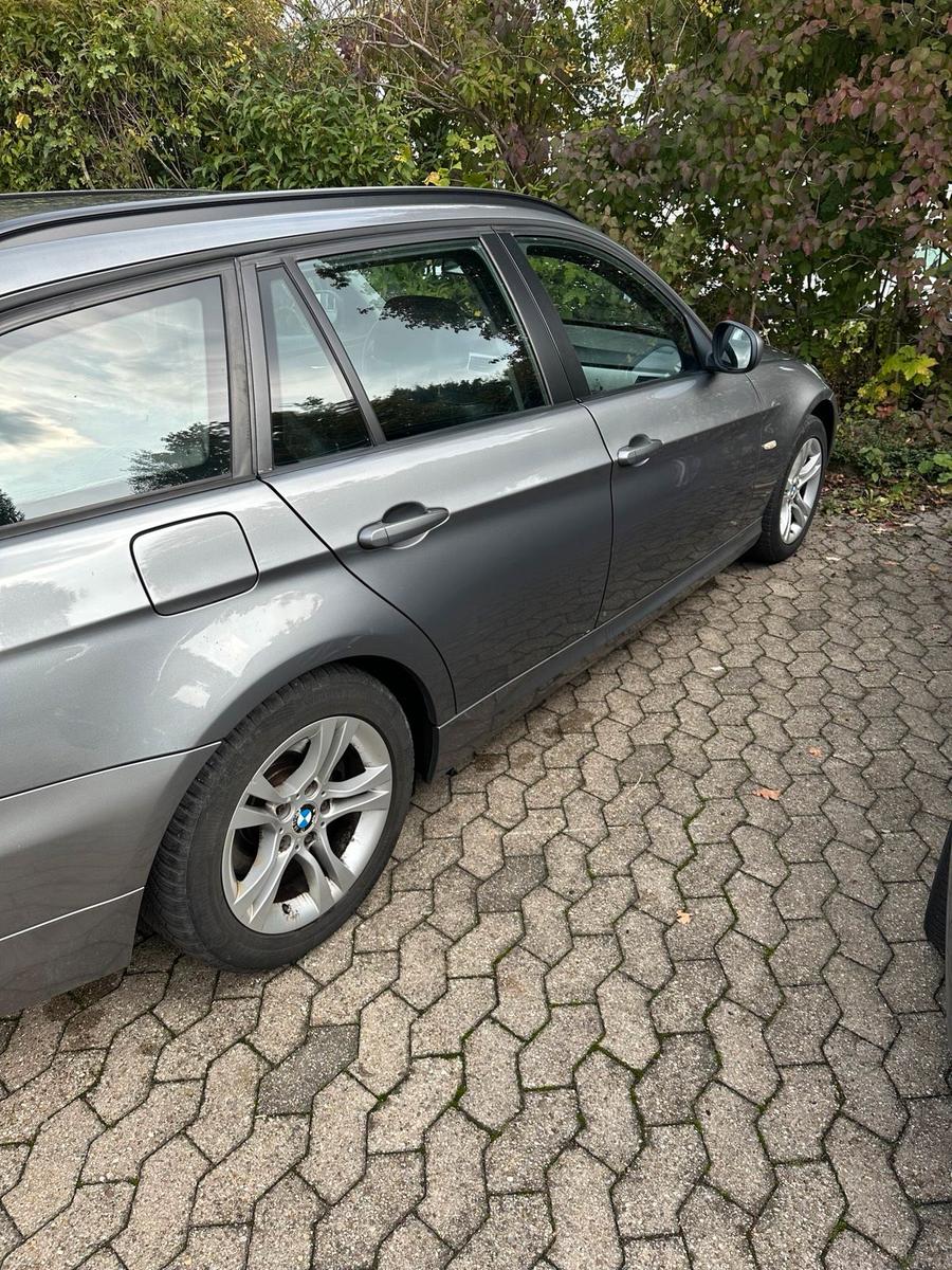 BMW 320 2011 — interior