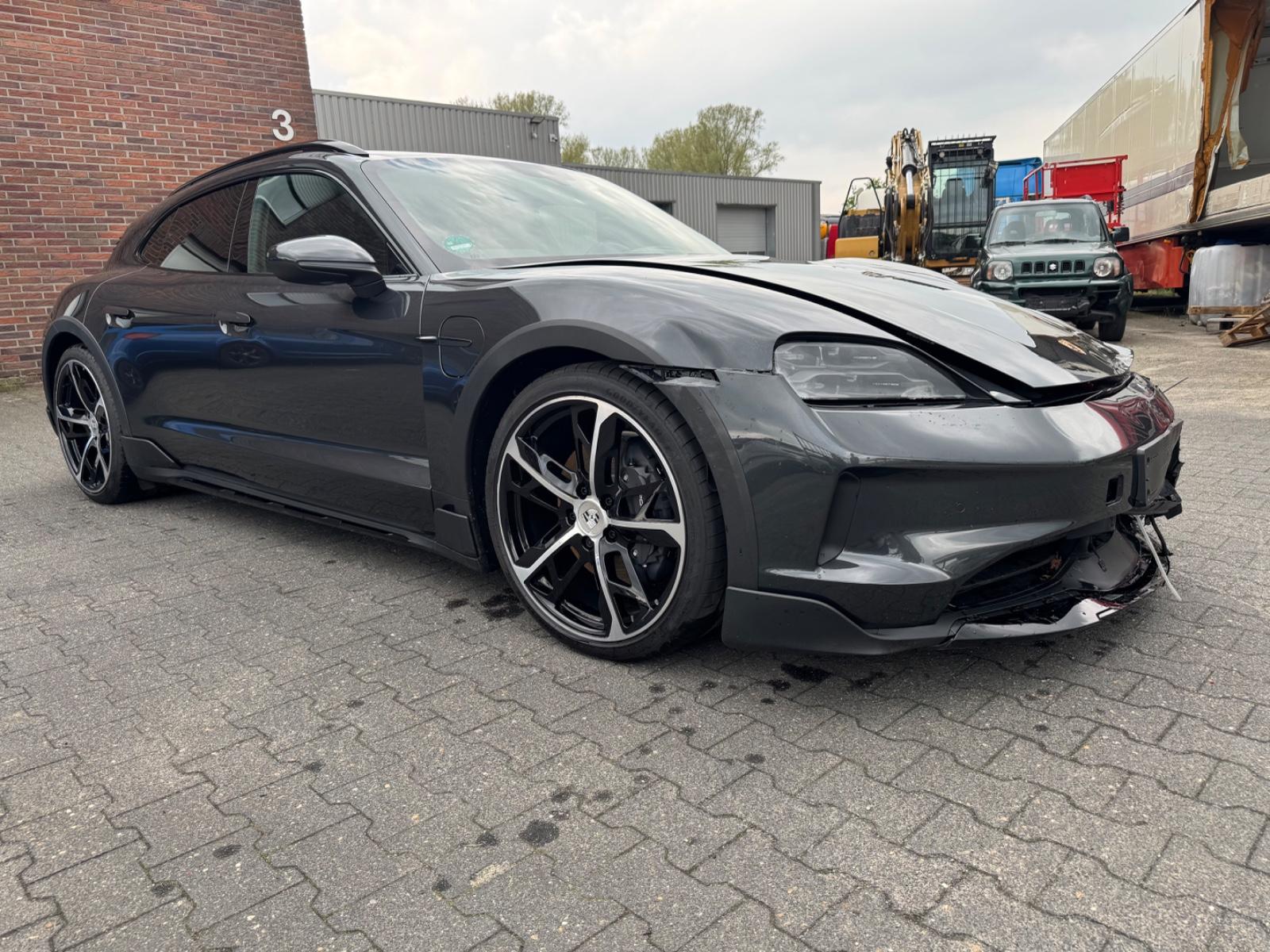 Porsche Taycan Cross Turismo 4  NUR 450 KM!!