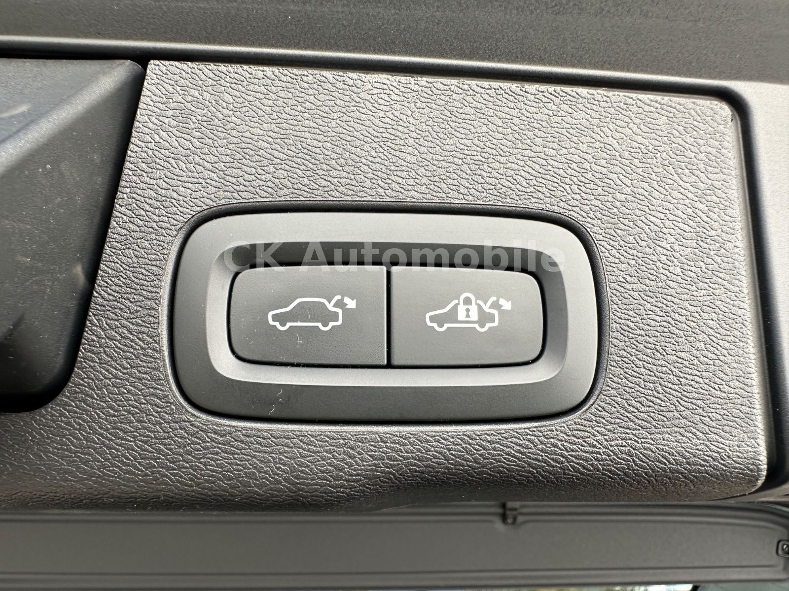 Fahrzeugabbildung Volvo XC60 B4 PlusDark AWD/BLIS/Leder/Pano/LED/360°Kam