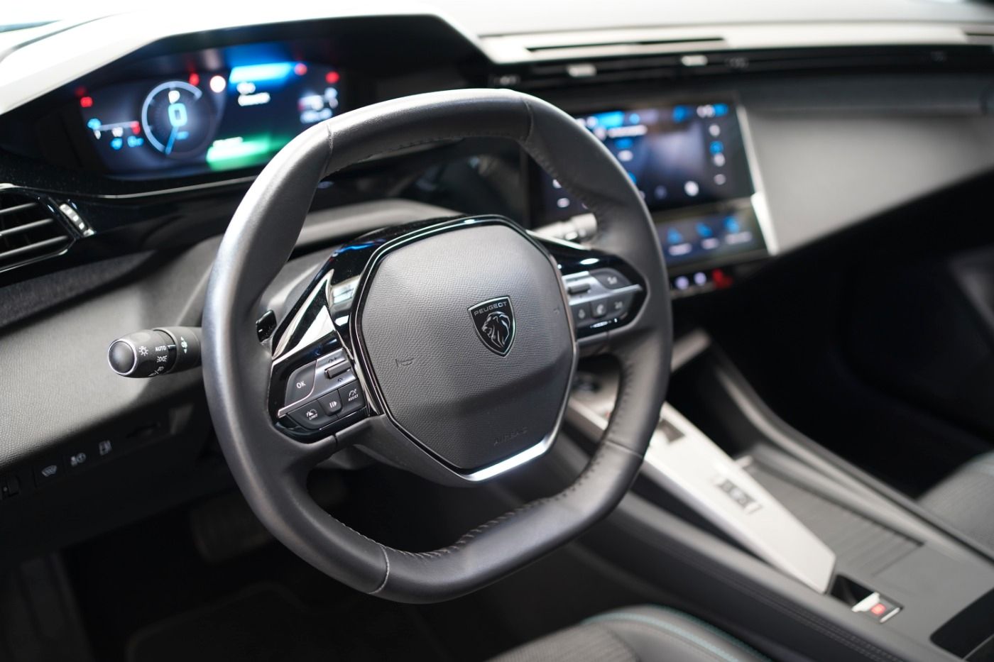 Fahrzeugabbildung Peugeot 308 SW Plug In Hybrid 180 Allure Automatik Navi