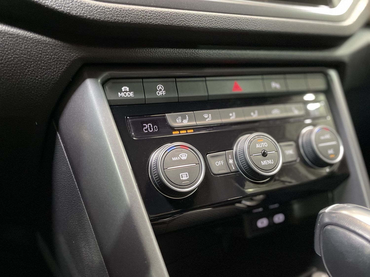 Fahrzeugabbildung Volkswagen T-Roc 1.5TSI R-Line DSG#LED#Leder#ACC#Spur