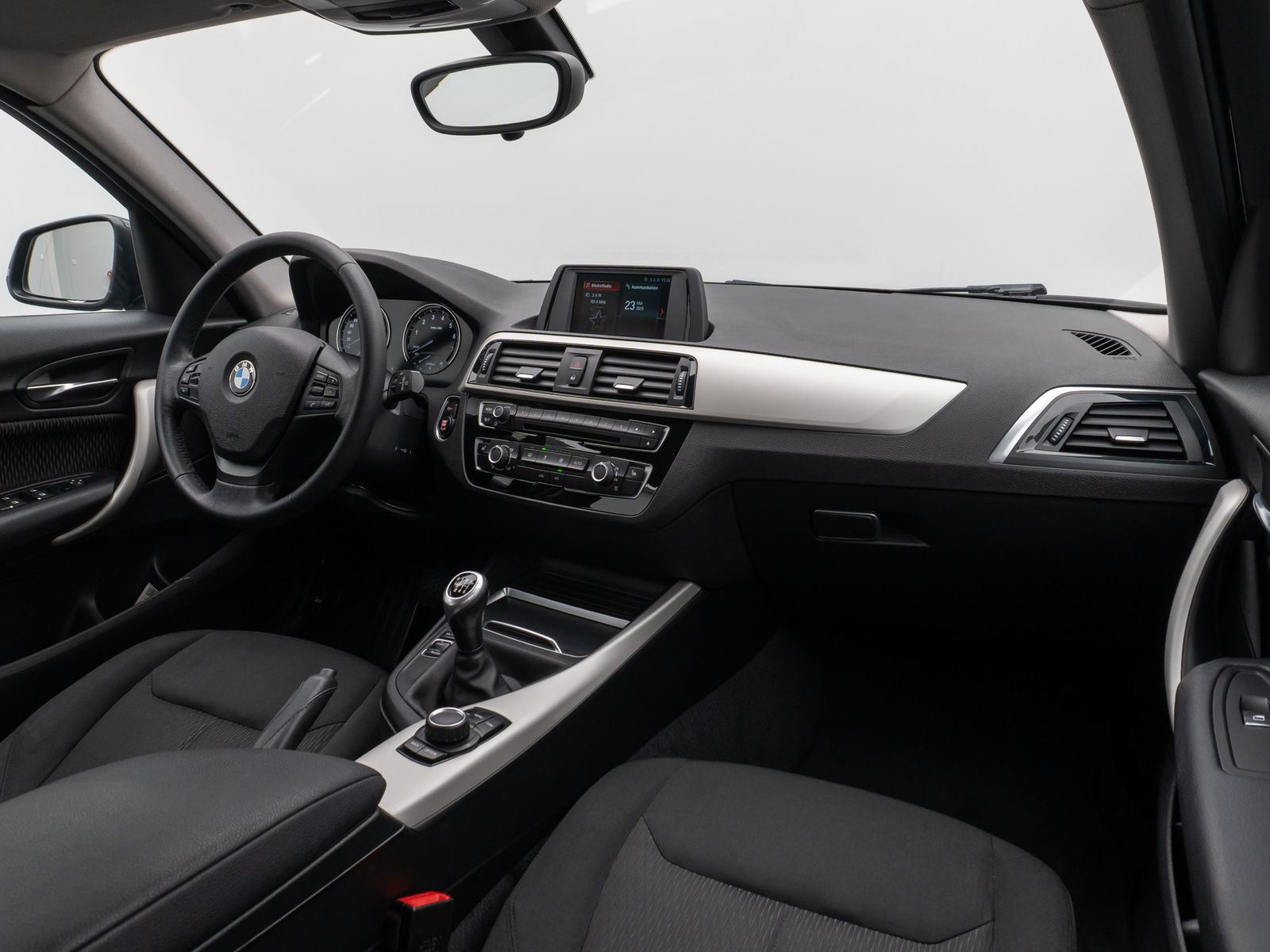 Fahrzeugabbildung BMW 118i PDChinten Sitzheizung Geschwindigkeitsreg.
