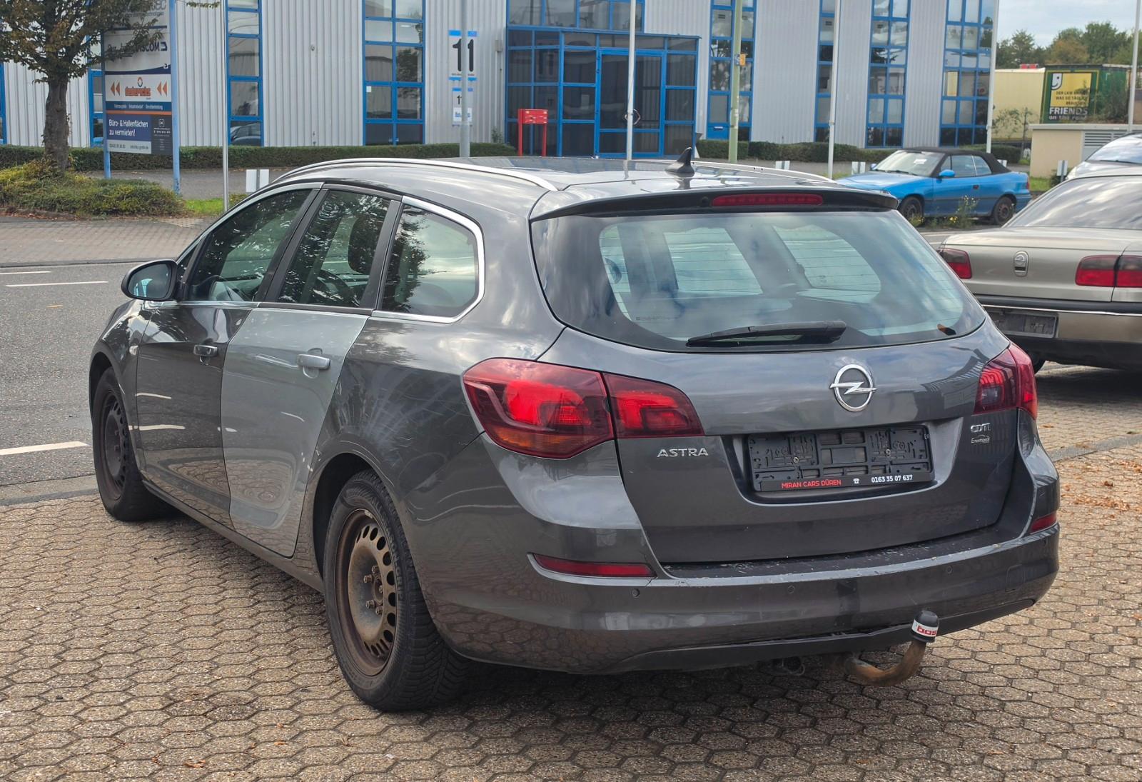 Opel Astra 2011 — photo 8
