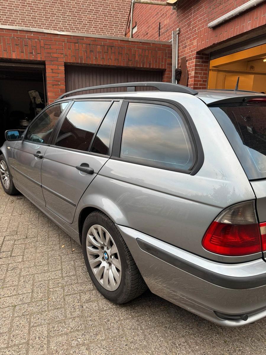 BMW 320 2004 — салон