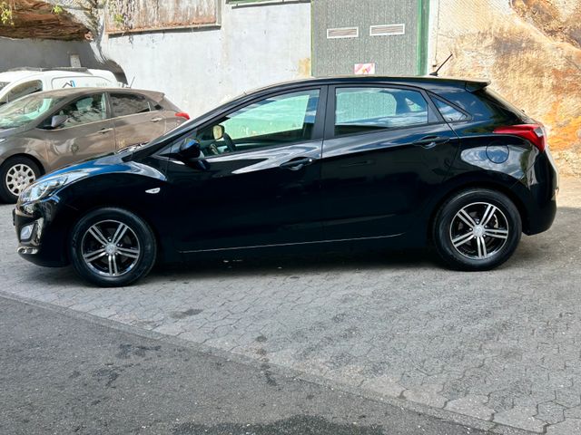 Hyundai i30 Classic*1.Hand*Klima*Garantie*8-Fach bereift