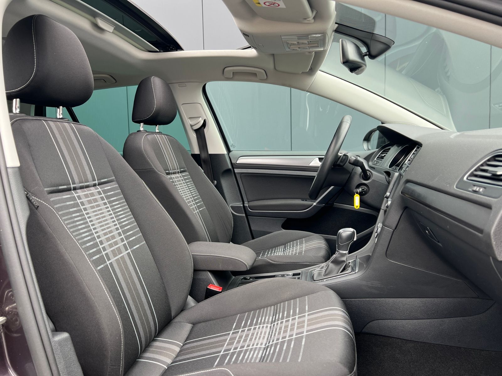 Fahrzeugabbildung Volkswagen Golf VII R-Line 1.4 TSI DSG Lounge *AHK, Navi, P