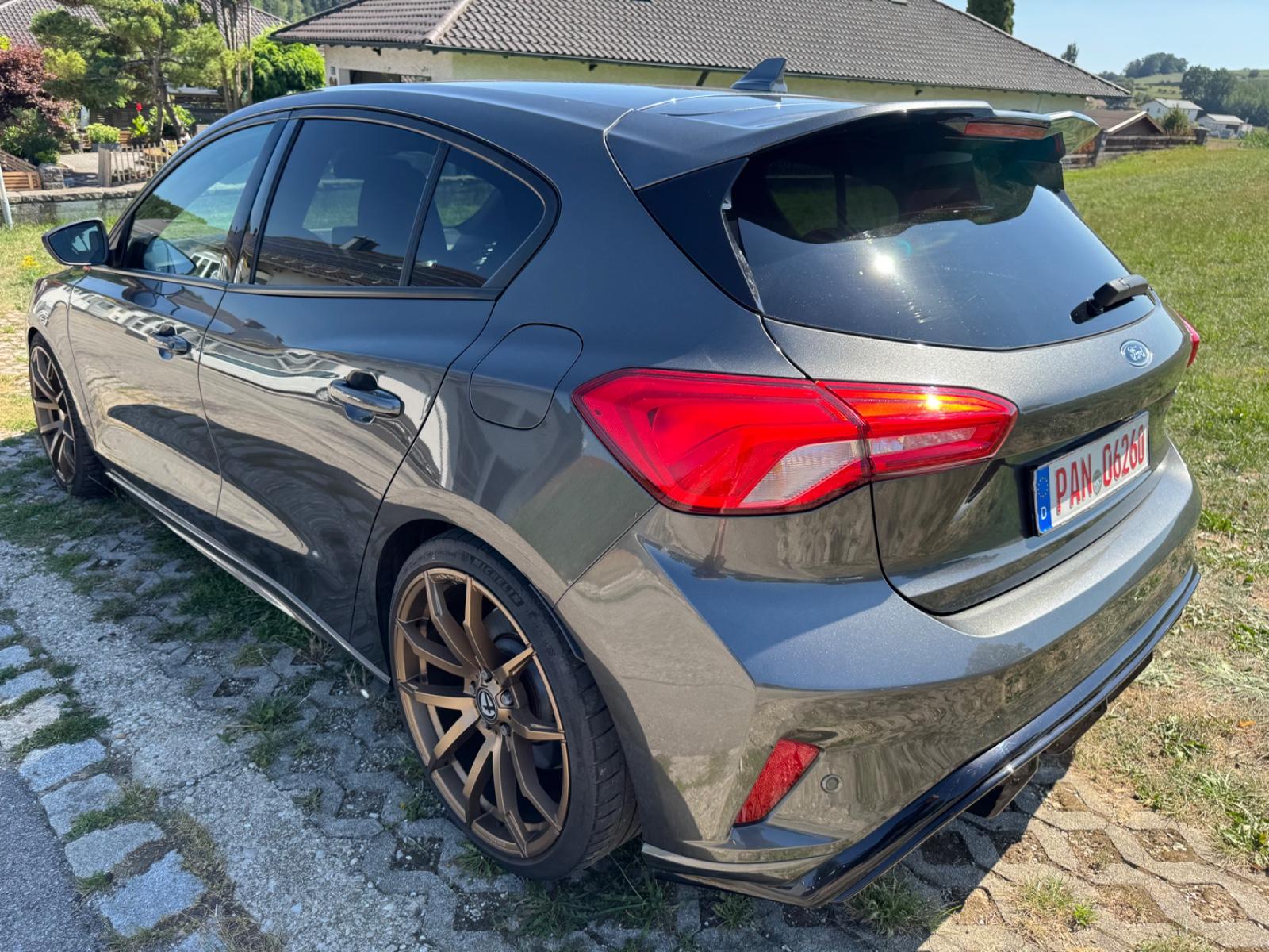 Ford Focus Lim. ST*LED*NAVI*ALU*TÜV NEU*2 HAND*B&O*