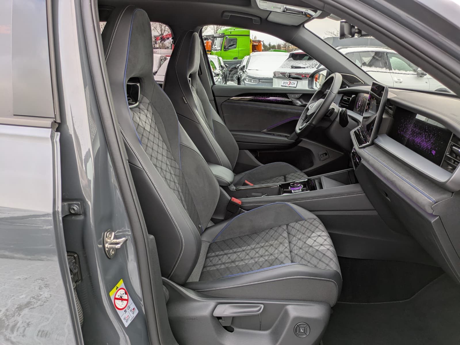 Fahrzeugabbildung Volkswagen Tayron 2.0 TDI 4M R-Line BLACK*7Si*MATRIX*PANO