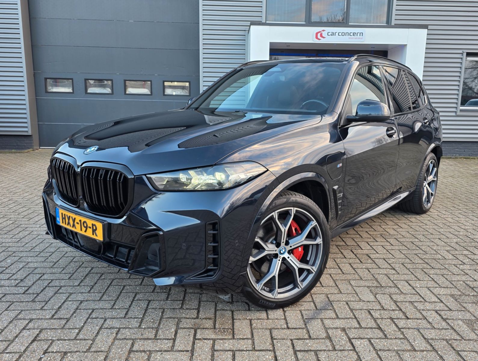BMW xDrive50e M Sport Skylounge luft 22"  AHK Shadow