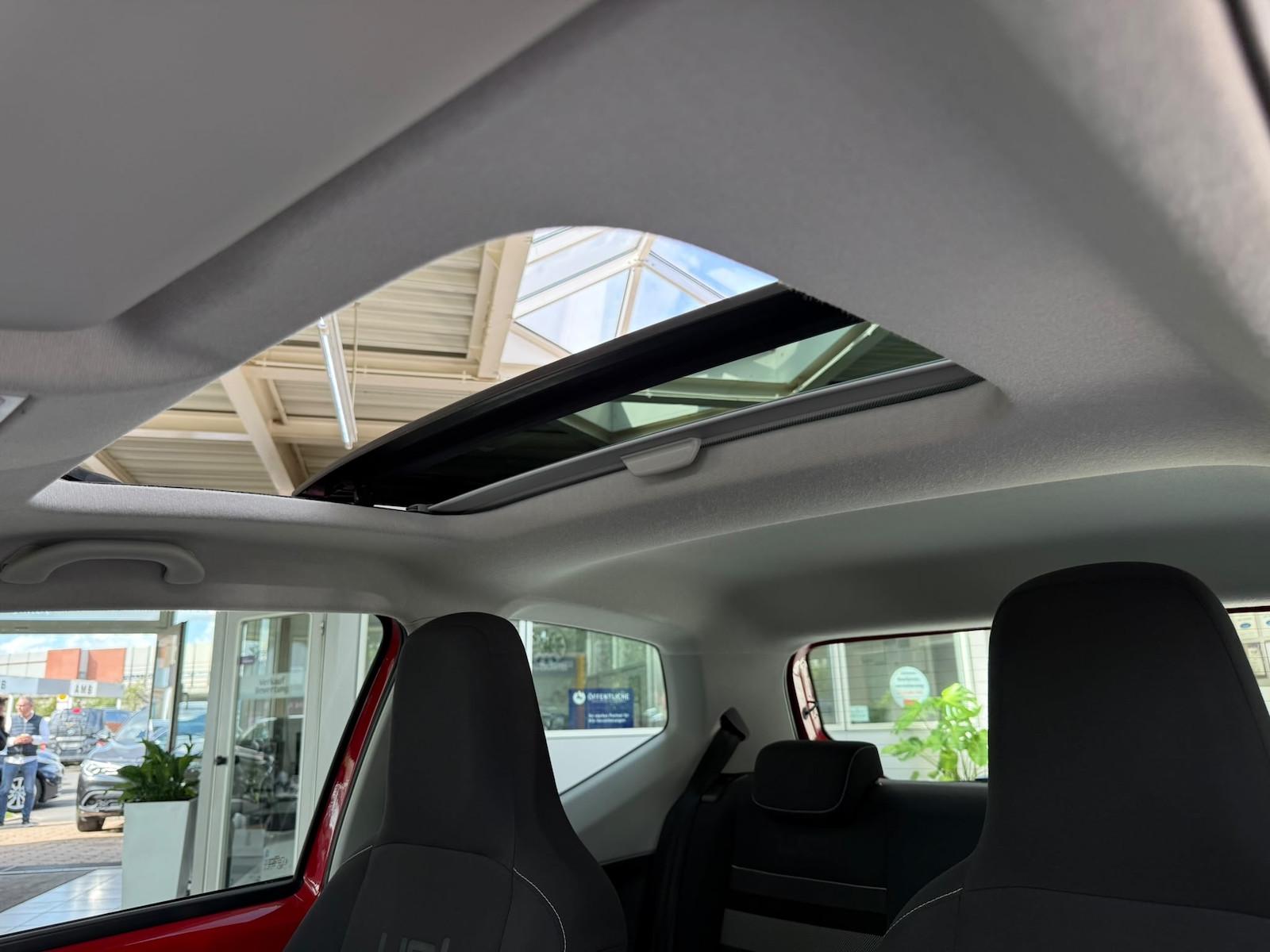 Volkswagen up! 1.0 cheer Panorama Navi Sitzheiz. PDC GRA