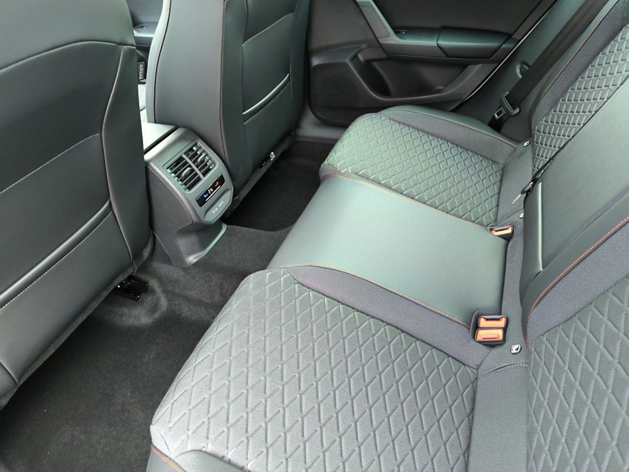 Fahrzeugabbildung SEAT Leon Sportstourer 1.5 eTSI 110 kW FR