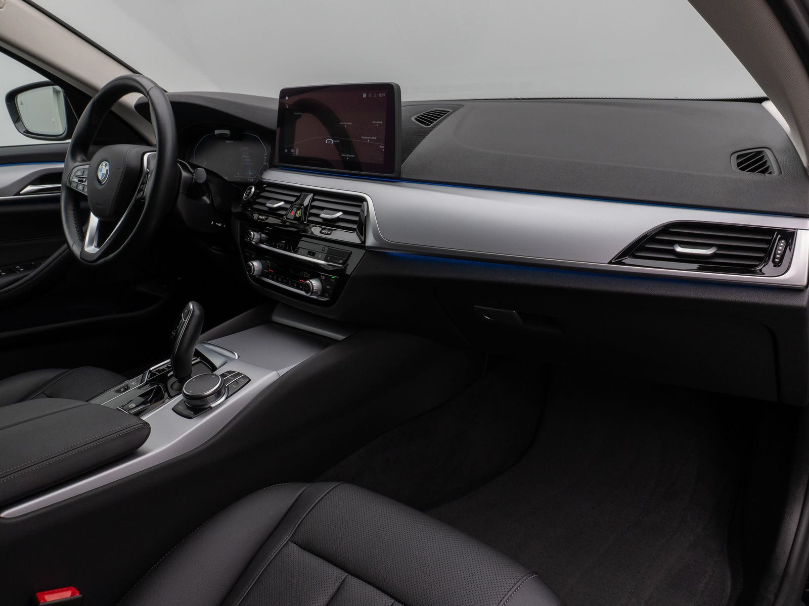 Fahrzeugabbildung BMW 530e Kamera DAB WLAN CockPitPro ACC Alarm LED