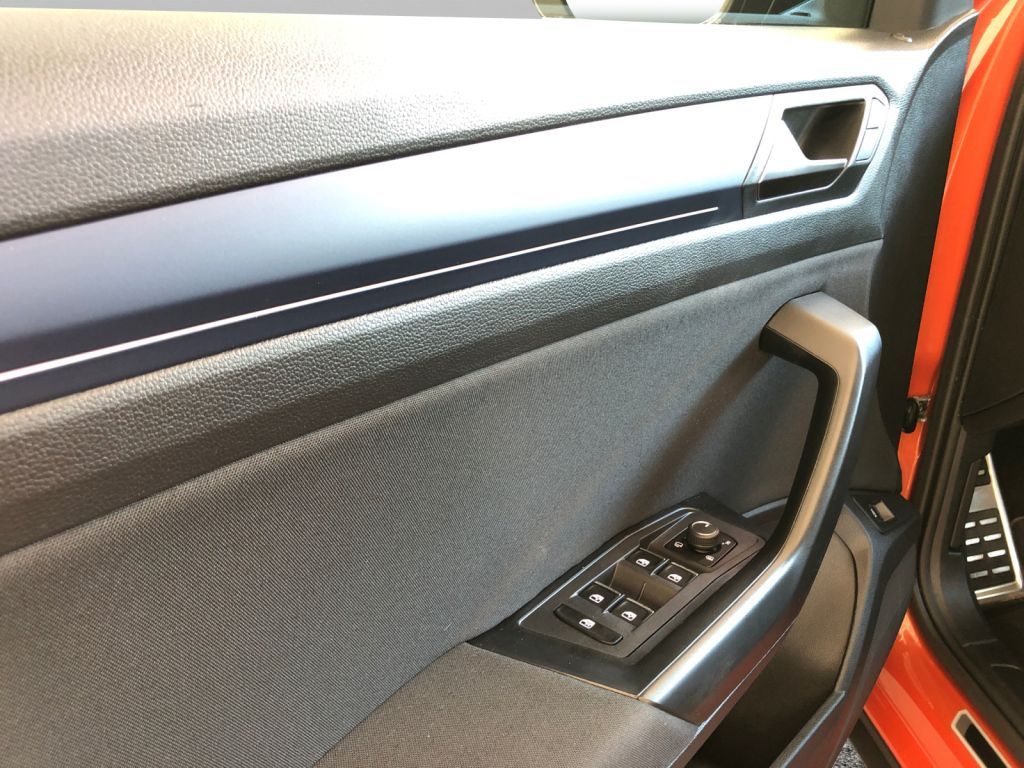 Fahrzeugabbildung Volkswagen T-Roc 1.6 TDI SCR UNITED LED AHZV Standheizung