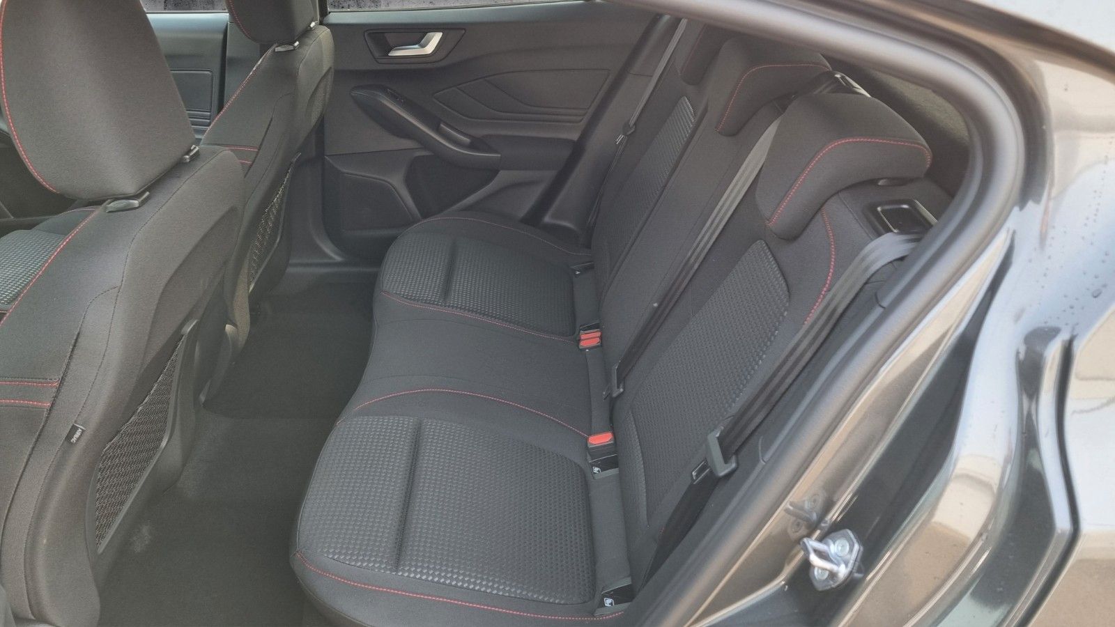 Fahrzeugabbildung Ford Focus Lim. ST-Line