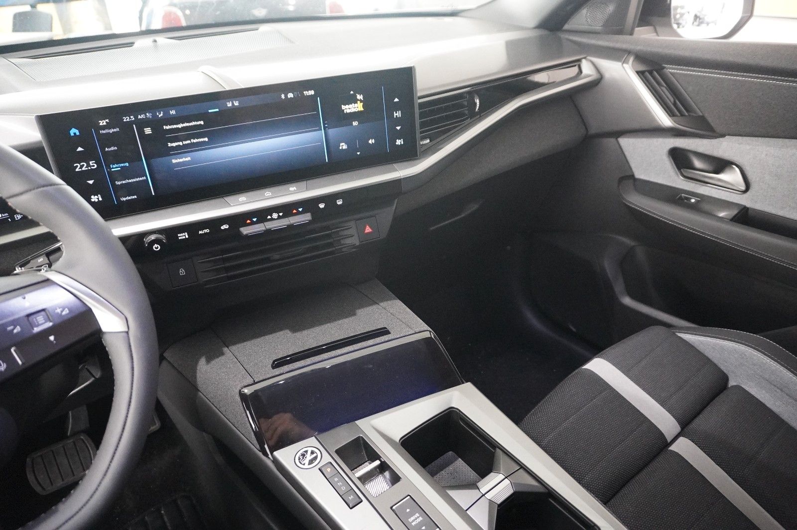 Fahrzeugabbildung Opel Grandland 1.2 48V HYBRID EDIT. NAVI/LED/KAMERA