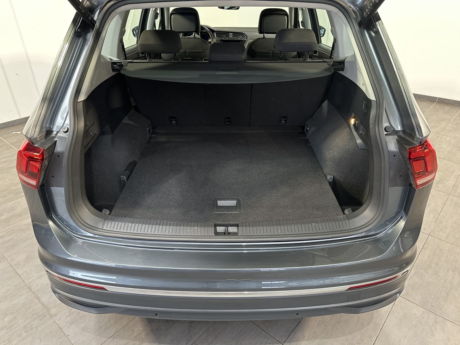 Fahrzeugabbildung Volkswagen Tiguan Allspace 2.0 TDI DSG 4M Life NAV+LED+AHK