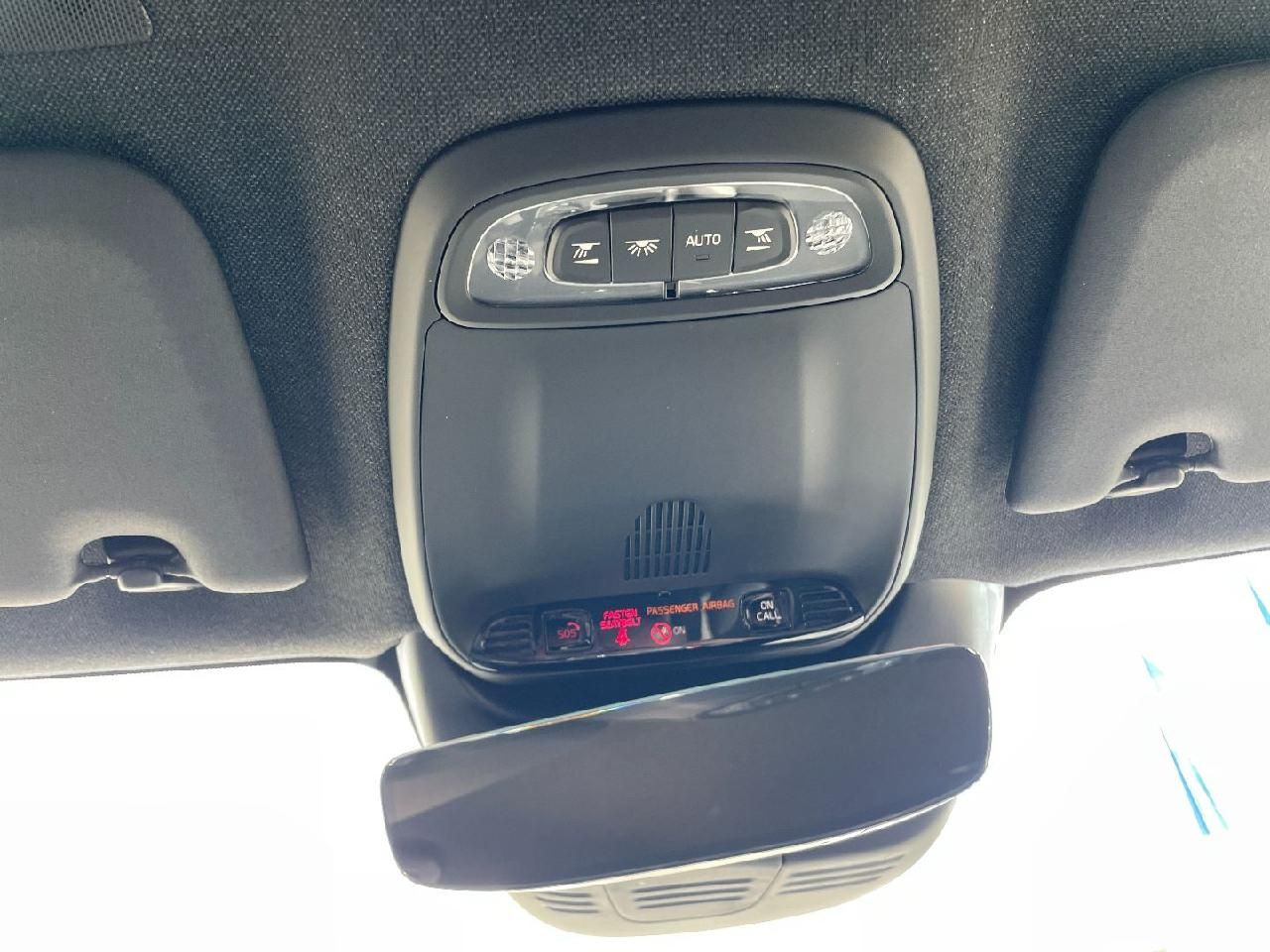 Fahrzeugabbildung Volvo XC40 Core Recharge Plug-In Hybrid 2WD