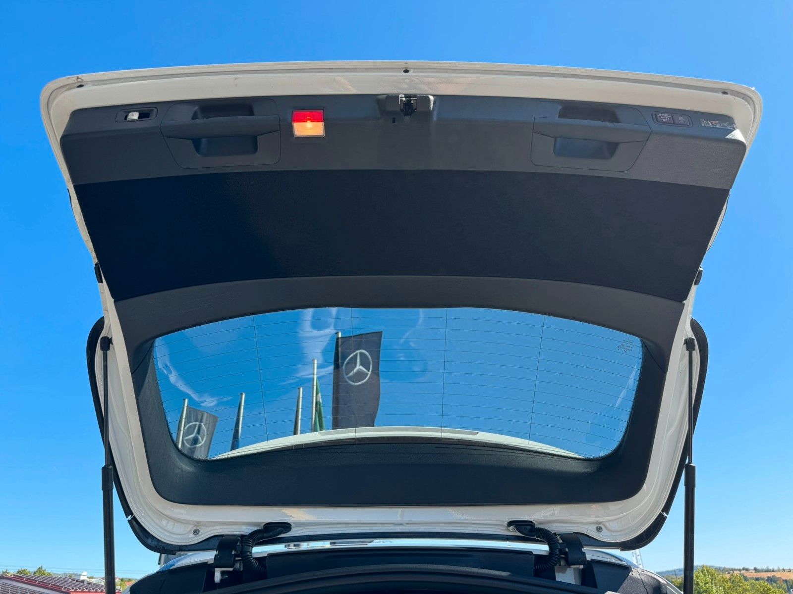 Fahrzeugabbildung Mercedes-Benz E 300 d  T 4M AMG HUD+PANO+AHK+Burm+Distr+360°