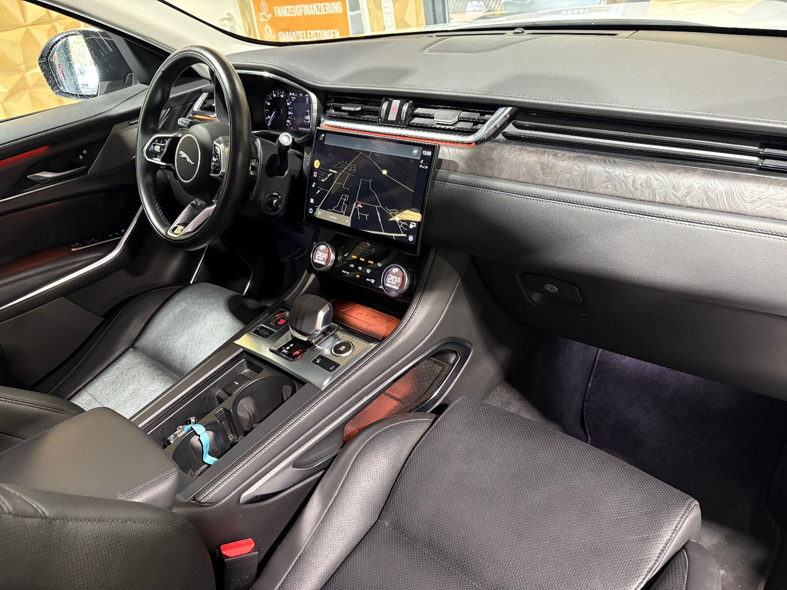 Fahrzeugabbildung Jaguar F-PACE SE AWD/D300/MEMORY/MASSAGE/APPLE/NAVI/KAM