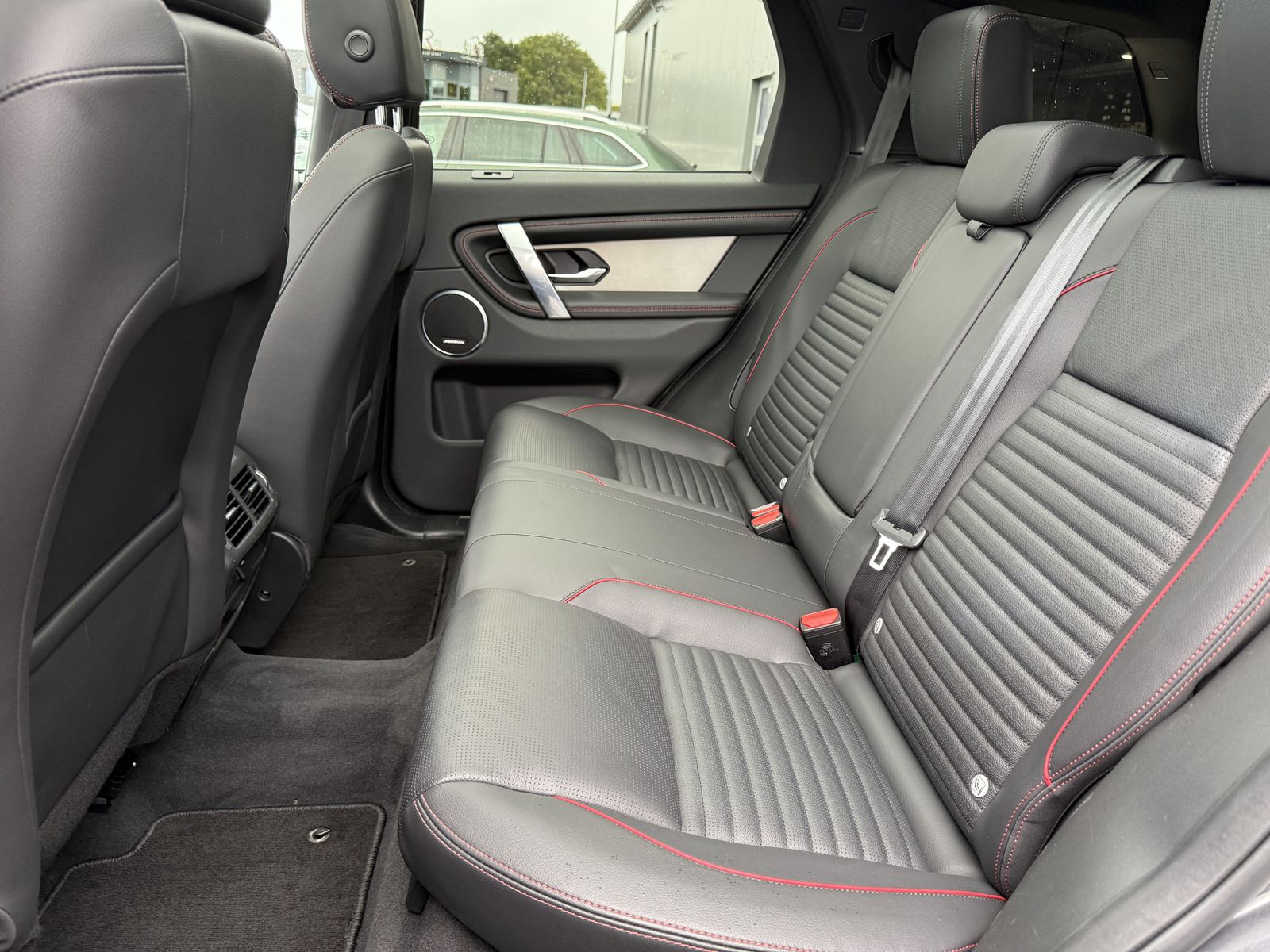 Fahrzeugabbildung Land Rover Discovery Sport D200 R-Dynamic AWD NAV+LED+AHK