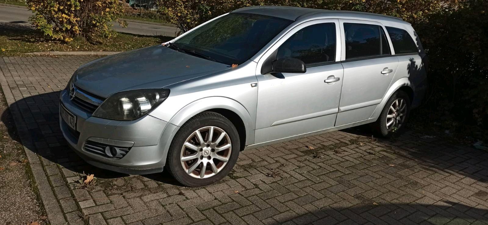 Opel Astra 2006 — rear view