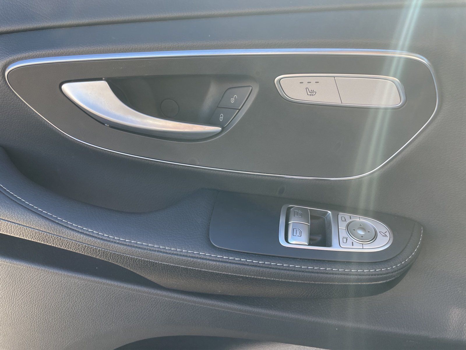 Fahrzeugabbildung Mercedes-Benz EQV300 L AVANTGAR Pano DISTRO Sitzklima AIRMATIC