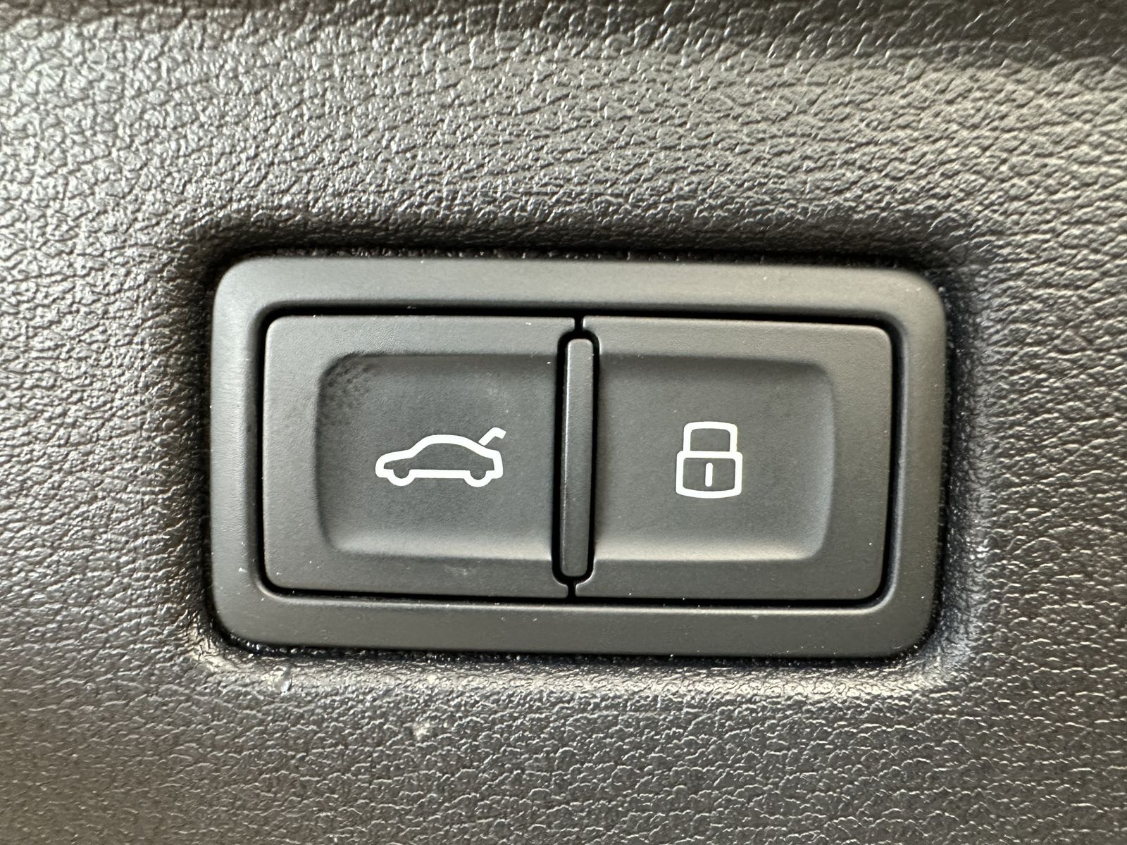 Fahrzeugabbildung Audi A5 SpB 40 TFSI S-Line Black NAV+MATRIX+VCOCK+KAM