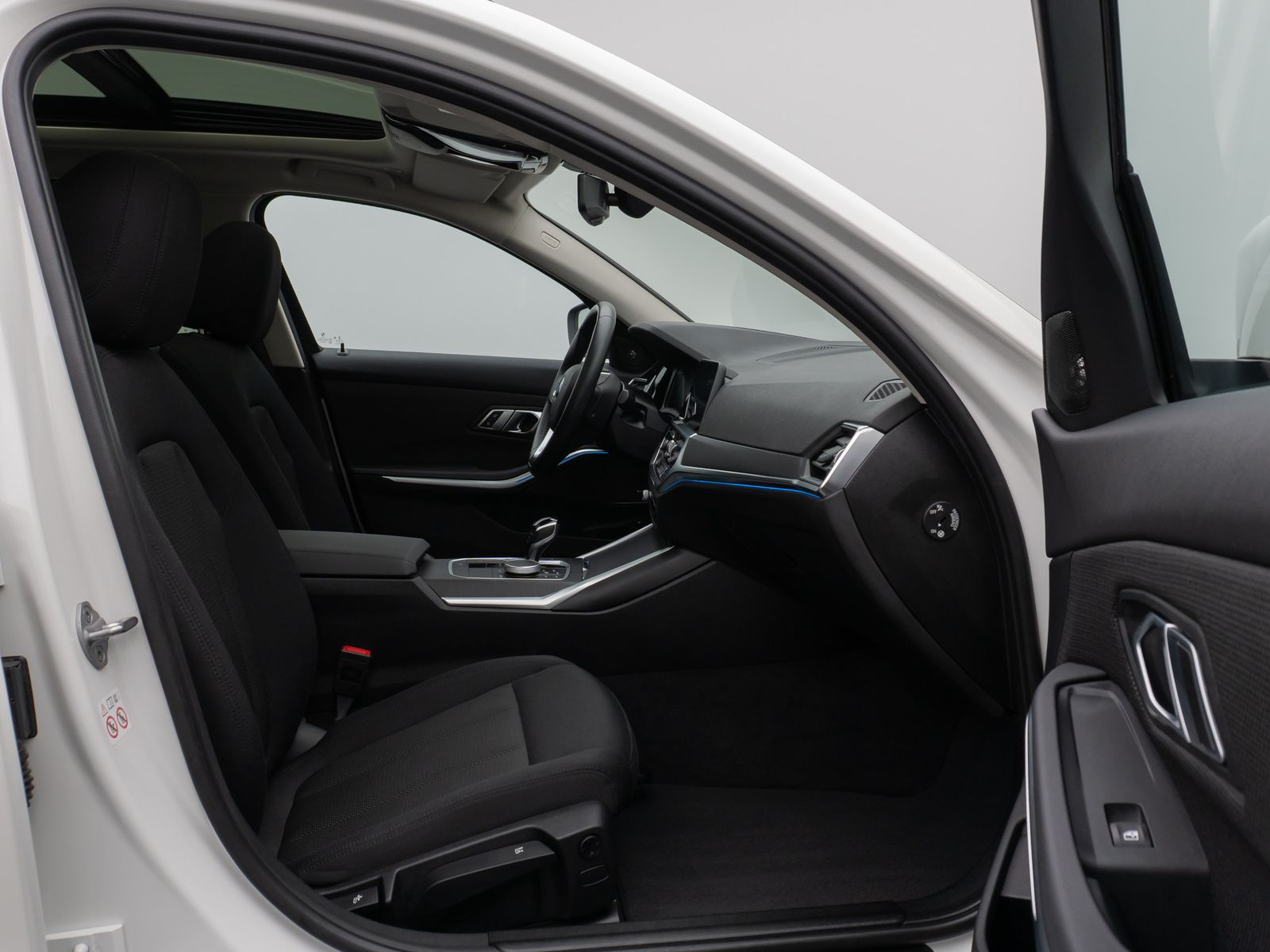 Fahrzeugabbildung BMW 330e Panorama Laser HUD DAB H/K Komfort Alarm