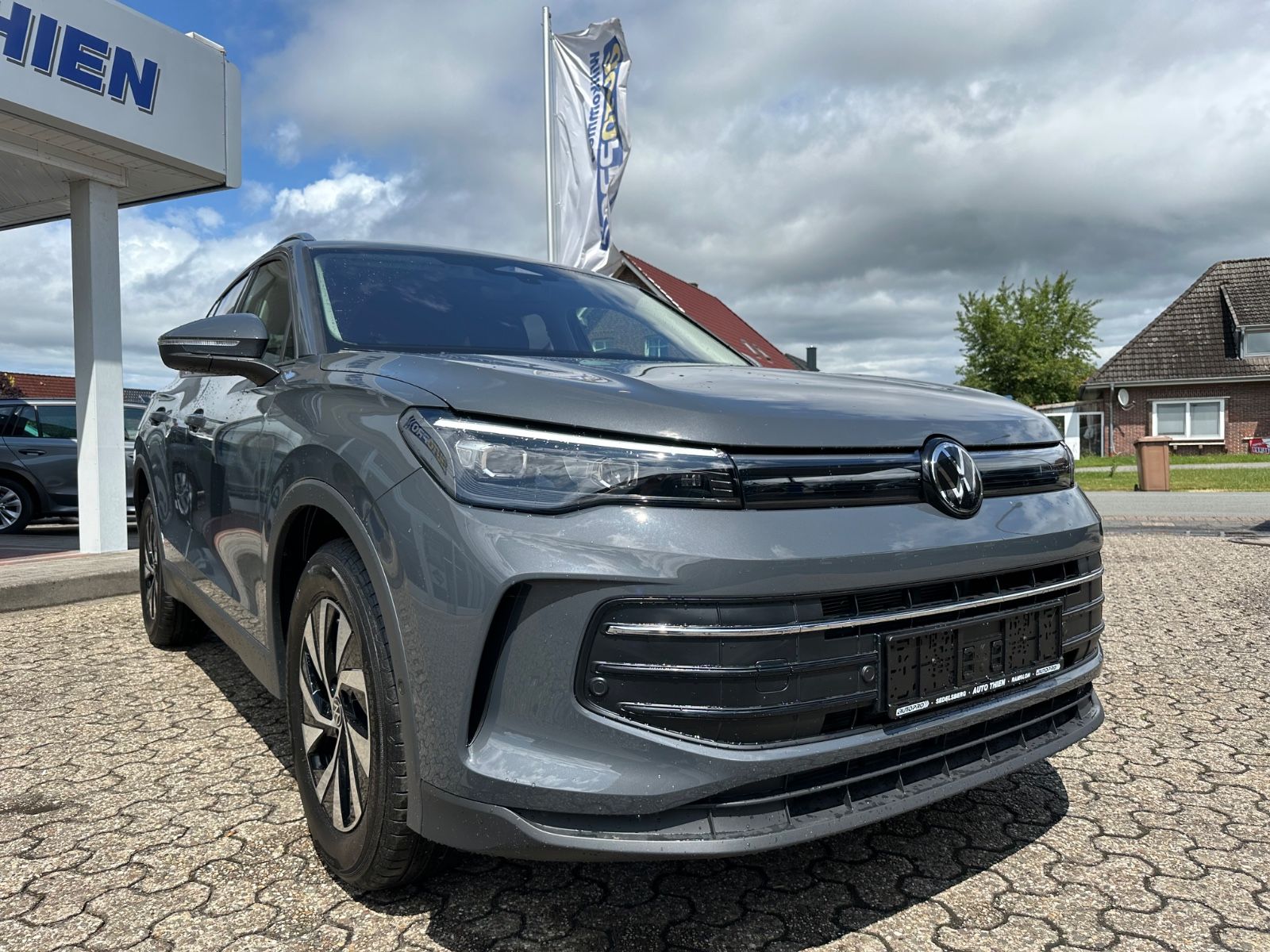 Fahrzeugabbildung Volkswagen Tiguan 1.5 eTSI Life DSG Navi/AHK/ACC/LED/SHZG