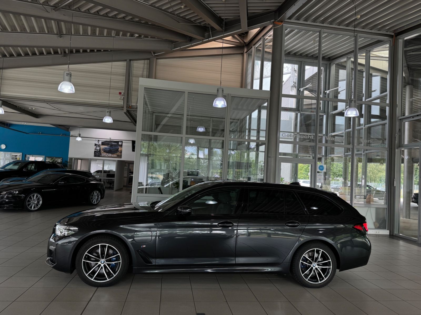 Fahrzeugabbildung BMW 530e xD M Sport Kamera HUD DAB Alarm DispKey AHK