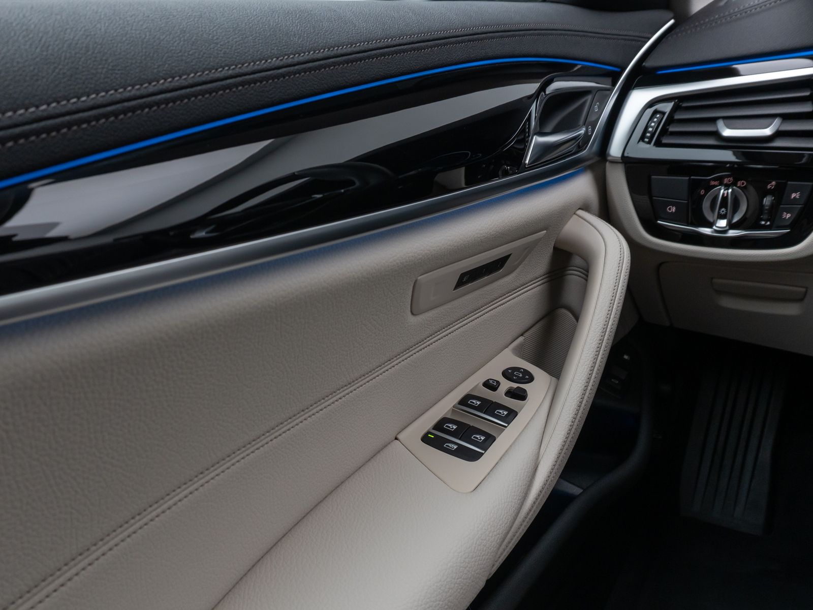 Fahrzeugabbildung BMW 530e xD Luxury Line KameraHUD DAB HiFi Komfort